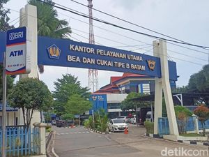 Bea Cukai Tangkap Kapal Bermuatan Handphone Ilegal di Batam