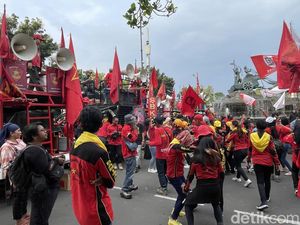 Momen Buruh Demo Tolak BBM Naik Dangdutan di Patung Kuda Jakpus
