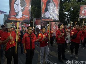 Buruh Gelar Aksi 1.000 Lilin Tragedi Kanjuruhan di Patung Kuda Jakpus