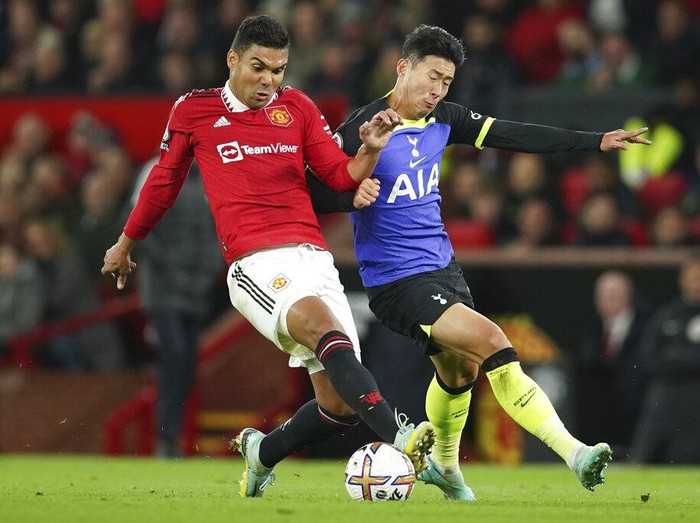 Manchester United's Casemiro, left, and Tottenham's Son Heung-min battle for the ball during the English Premier League soccer match between Manchester United and Tottenham Hotspur at Old Trafford in Manchester, England, Wednesday, Oct. 19, 2022. (AP Photo/Dave Thompson)