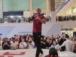 Ole..ole...ole... Riuhnya Rombongan Charles Oliveira di UFC 280