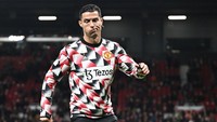 Belakangan terungkap bahwa Ronaldo juga menolak masuk sebagai pemain pengganti di laga tersebut. Akibatnya, manajer Erik ten Hag pun mengambil langkah tegas. Foto: AFP via Getty Images/OLI SCARFF