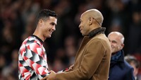 Saat pemanasan, CR7 sempat bercengkerama dengan legenda Arsenal Thierry Henry. Foto: Getty Images/Alex Pantling