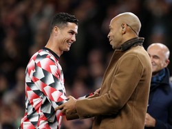 Saat pemanasan, CR7 sempat bercengkerama dengan legenda Arsenal Thierry Henry. Foto: Getty Images/Alex Pantling