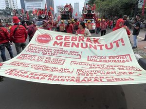 Tuntut UU Ciptaker Dicabut, Massa Buruh Demo di Kawasan Patung Kuda Jakpus