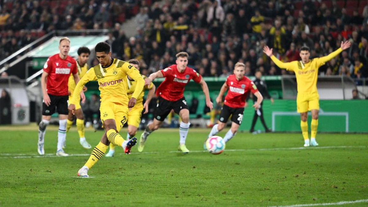 Eksekusi penalti Jude Bellingham. (Foto: Getty Images/Oliver Hardt)