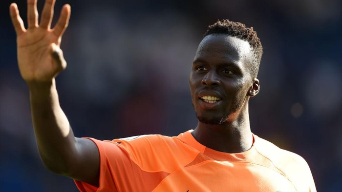 LONDON, ENGLAND - AUGUST 27: Edouard Mendy of Chelsea waves to the fans during the Premier League match between Chelsea FC and Leicester City at Stamford Bridge on August 27, 2022 in London, England. (Photo by Chris Lee - Chelsea FC/Chelsea FC via Getty Images)