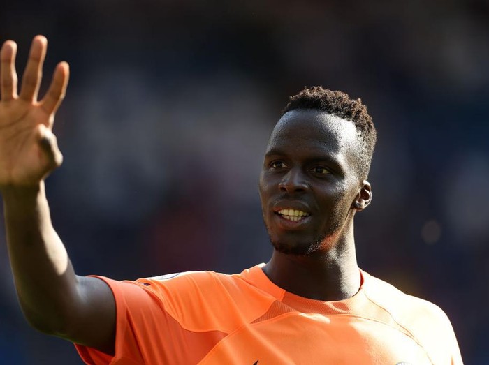 LONDON, ENGLAND - AUGUST 27: Edouard Mendy of Chelsea waves to the fans during the Premier League match between Chelsea FC and Leicester City at Stamford Bridge on August 27, 2022 in London, England. (Photo by Chris Lee - Chelsea FC/Chelsea FC via Getty Images)