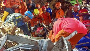 Suasana Evakuasi Korban Tewas Tertimbun Longsor di Banjarnegara
