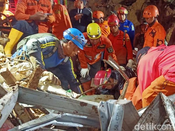 Suasana Evakuasi Korban Tewas Tertimbun Longsor di Banjarnegara