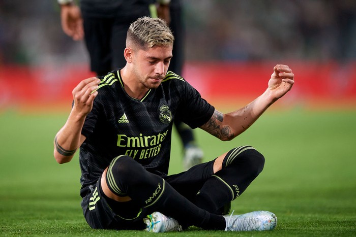 ELCHE, SPAIN - OCTOBER 19: Fede Valverde of Real Madrid CF celebrates after scoring his teams first goal during the LaLiga Santander match between Elche CF and Real Madrid CF at Estadio Manuel Martinez Valero on October 19, 2022 in Elche, Spain. (Photo by Silvestre Szpylma/Quality Sport Images/Getty Images)