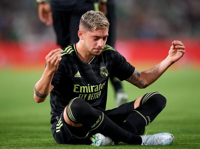 ELCHE, SPAIN - OCTOBER 19: Fede Valverde of Real Madrid CF celebrates after scoring his team's first goal during the LaLiga Santander match between Elche CF and Real Madrid CF at Estadio Manuel Martinez Valero on October 19, 2022 in Elche, Spain. (Photo by Silvestre Szpylma/Quality Sport Images/Getty Images)