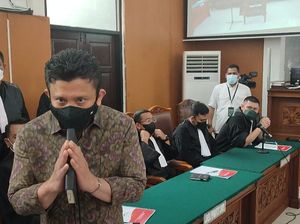 Penampilan Berbeda Ferdy Sambo Dibanding Terdakwa Lain di Persidangan