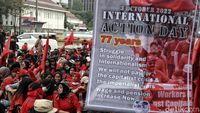 Foto-foto Demo Massa Buruh di Patung Kuda
