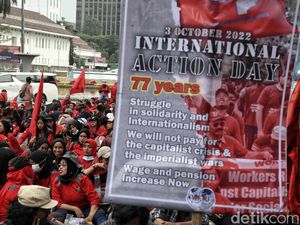 Foto-foto Demo Massa Buruh di Patung Kuda