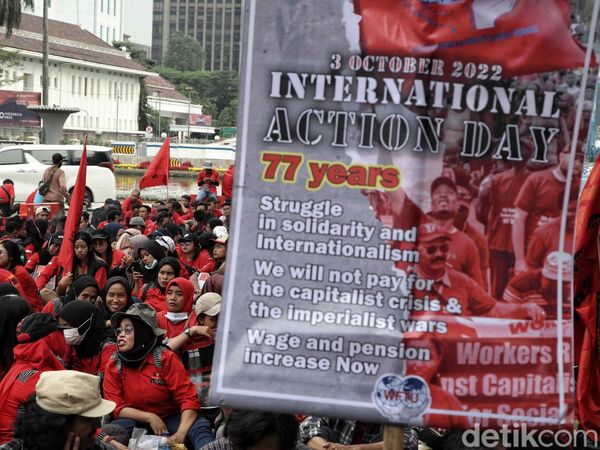 Foto-foto Demo Massa Buruh di Patung Kuda