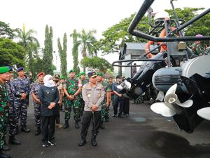 Cuaca Ekstrem Ancam Jatim, Khofifah Cek Kesiapan TNI-Polri Siaga Bencana Alam