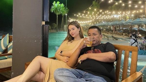 Hotman Paris Ultah, Rayakan di Atlas Beach Fest Bareng Aspri Cantik