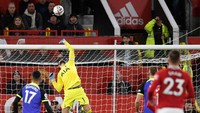 Sejumlah penyelamatan fantastis dibuat Lloris untuk mengamankan gawang Tottenham. Foto: AFP via Getty Images/OLI SCARFF