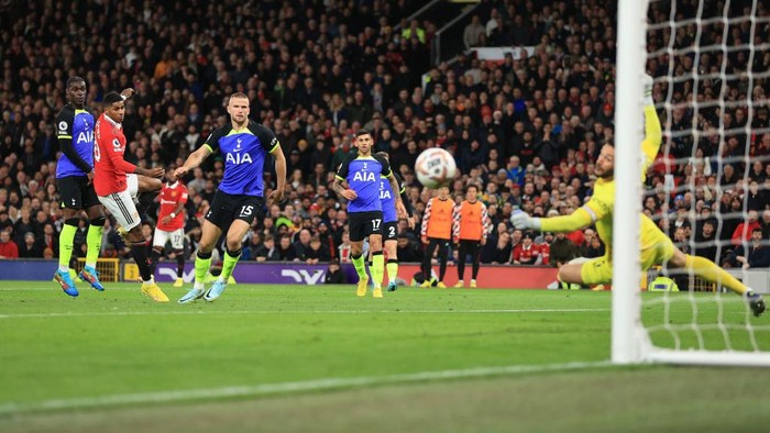 MANCHESTER, ENGLAND - OCTOBER 19: Tottenham goalkeeper Hugo Lloris saves a shot from Marcus Rashford of Manchester United during the Premier League match between Manchester United and Tottenham Hotspur at Old Trafford on October 19, 2022 in Manchester, United Kingdom. (Photo by Simon Stacpoole/Offside/Offside via Getty Images)