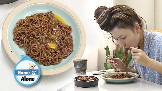 Hwasa menikmati truffle oil ramen dalam acara I Live Alone