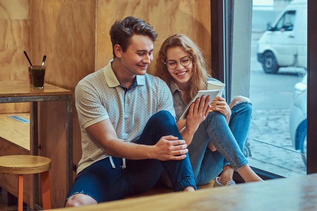 Selama melakukan pendekatan, jangan lupa untuk mencari informasi tentang apa saja yang dia sukai/Foto: freepik.com/fxquadro