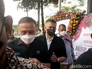 Momen Iwan Bule Diperiksa soal Kanjuruhan dengan Pengawalan Ketat Momen Iwan Bule Diperiksa soal Kanjuruhan dengan Pengawalan Ketat