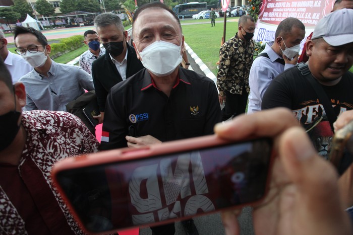 Ketua Umum PSSI Mochamad Iriawan (kedua kanan) berjalan menuju Gedung Ditreskrimum Polda Jawa Timur, Surabaya, Jawa Timur, Kamis (20/10/2022). Kedatangannya bersama Wakil Ketua Umum PSSI Iwan Budianto itu untuk memenuhi panggilan penyidik Polda Jawa Timur sebagai saksi terkait tragedi di Stadion Kanjuruhan, Malang. ANTARA FOTO/Didik Suhartono/rwa.