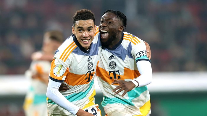 AUGSBURG, GERMANY - OCTOBER 19: Jamal Musiala of Bayern Munich celebrates scoring their sides fourth goal with teammate Alphonso Davies during the DFB Cup second round match between FC Augsburg and FC Bayern München at WWK-Arena on October 19, 2022 in Augsburg, Germany. (Photo by Alexander Hassenstein/Getty Images)