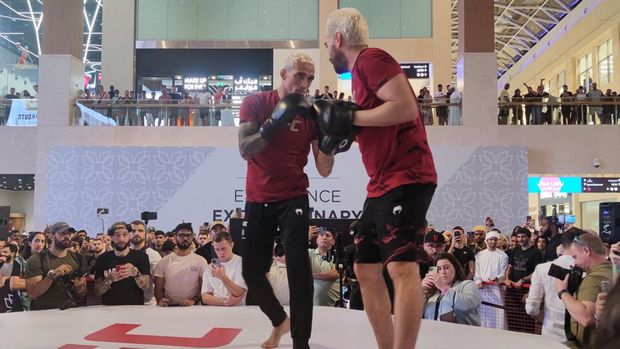 Charles Oliveira berlatih di Yas Mall, Abu Dhabi, Rabu (19/10/2022) sekitar pukul 19.00 waktu setempat atau pukul 22.00 WIB.