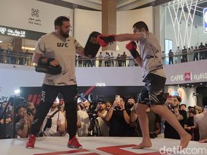 Jelang UFC 280, Oliveira-Makhachev Ikut Latihan Terbuka Jelang UFC 280, Oliveira-Makhachev Ikut Latihan Terbuka