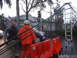 Kabel Telepon Menjuntai ke Jalan Usai Tersangkut Truk di Sumedang