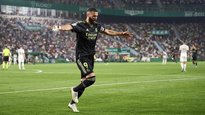 ELCHE, SPAIN - OCTOBER 19: Karim Benzema of Real Madrid CF celebrates after scoring a goal which was later disallowed by VAR during the LaLiga Santander match between Elche CF and Real Madrid CF at Estadio Manuel Martinez Valero on October 19, 2022 in Elche, Spain. (Photo by Silvestre Szpylma/Quality Sport Images/Getty Images)