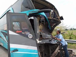 Bus Pariwisata Tabrak Truk Muat Tebu di Tol Jombang, 1 Orang Tewas