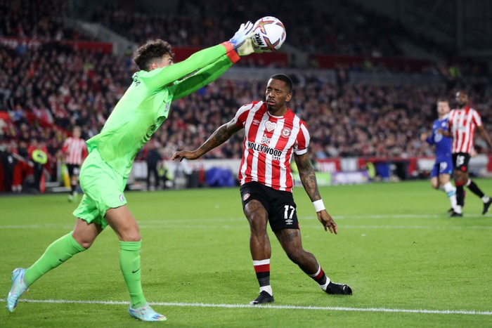 Kepa Arrizabalaga BRENTFORD, ENGLAND - OCTOBER 19: Kepa Arrizabalaga of Chelsea reacts during the Premier League match between Brentford FC and Chelsea FC at Brentford Community Stadium on October 19, 2022 in Brentford, England. (Photo by Justin Setterfield/Getty Images)
