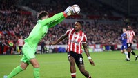 Penyelamatan krusial Kepa dilakukan di babak pertama kala menepis sundulan dekat Ivan Toney (Getty Images)