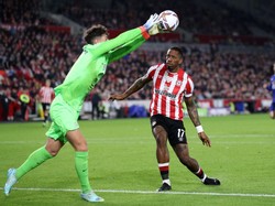Penyelamatan krusial Kepa dilakukan di babak pertama kala menepis sundulan dekat Ivan Toney (Getty Images)