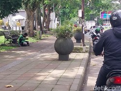 Kursi Ijen Kota Malang Disegel, Warga Terpaksa Duduk Ngemper