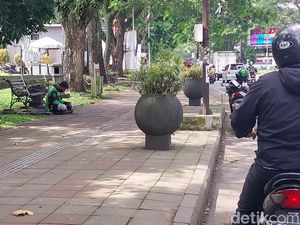 Kursi Ijen Kota Malang Disegel, Warga Terpaksa Duduk Ngemper Kursi Ijen Kota Malang Disegel, Warga Terpaksa Duduk Ngemper
