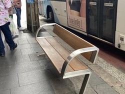 Turis Vs Warlok... Ribut soal Bangku Tunggu di Halte Bus