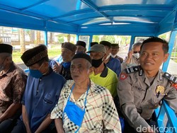 Bahagianya Lansia Naik Odong-odong di Bandung