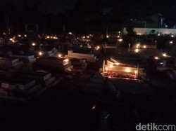 Melihat Tradisi Turun Temurun Warga Indramayu Nyalakan Lilin di TPU