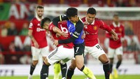Tak cuma Kane, Lisandro Martinez juga penuh tenaga menjaga agar Son Heung-min tidak bebas begitu saja di atas lapangan. Foto: AP/Dave Thomposon