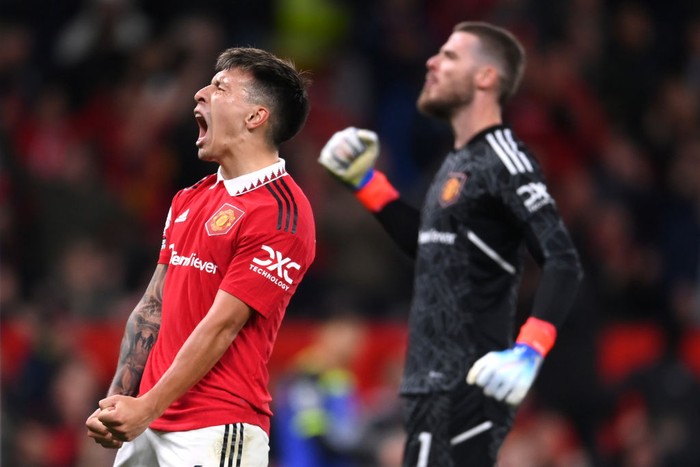 MANCHESTER, ENGLAND - OCTOBER 19: Lisandro Martinez and David de Gea of Manchester United celebrate after their sides victory during the Premier League match between Manchester United and Tottenham Hotspur at Old Trafford on October 19, 2022 in Manchester, England. (Photo by Laurence Griffiths/Getty Images)