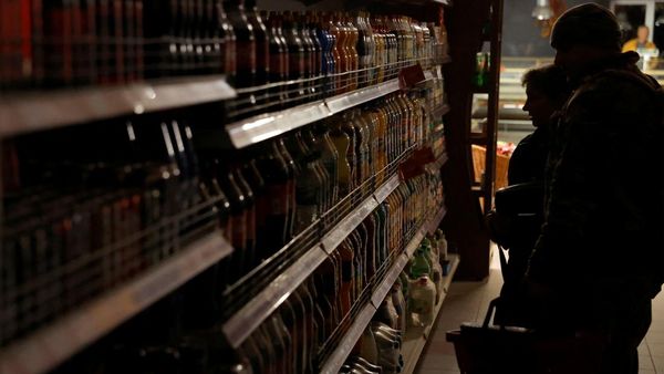 Listrik Padam Akibat Serangan Rusia, Warga Ukraina Belanja Gelap-gelapan