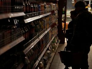 Listrik Padam Akibat Serangan Rusia, Warga Ukraina Belanja Gelap-gelapan