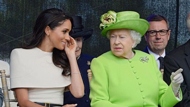 Britain's Queen Elizabeth II and Meghan, Duchess of Sussex open the Mersey Gateway Bridge, the new six lane toll bridge over the River Mersey in Halton, Cheshire on June 14, 2018. (Photo by Jim CLARKE / POOL / AFP)
