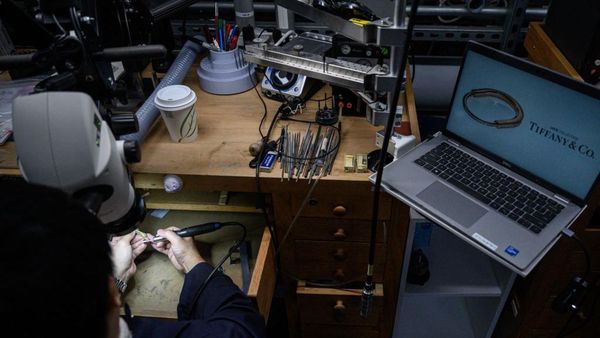 Melihat Bengkel Perhiasan Mewah Langganan Para Artis