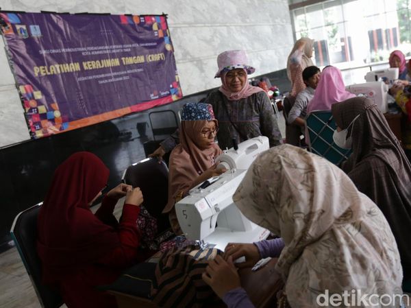 Antusias Emak-emak Ikut Pelatihan Kerajinan Tangan Kain Perca