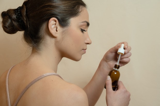 Menggunakan serum /Foto: Olha Ruskykh/Pexels Menggunakan serum